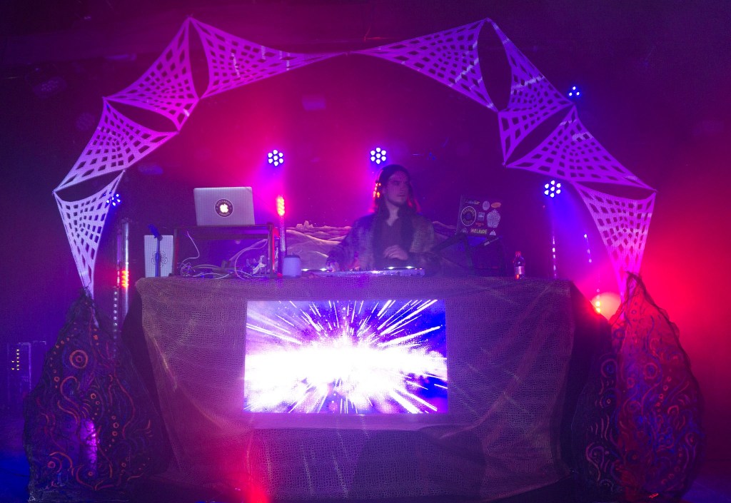 yksinkertainen tapahtumakoristelu esiintymislava dj