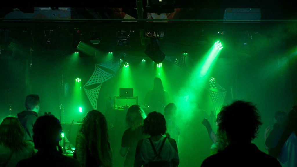 yksinkertainen tapahtuma koristelu esiintymislava dj