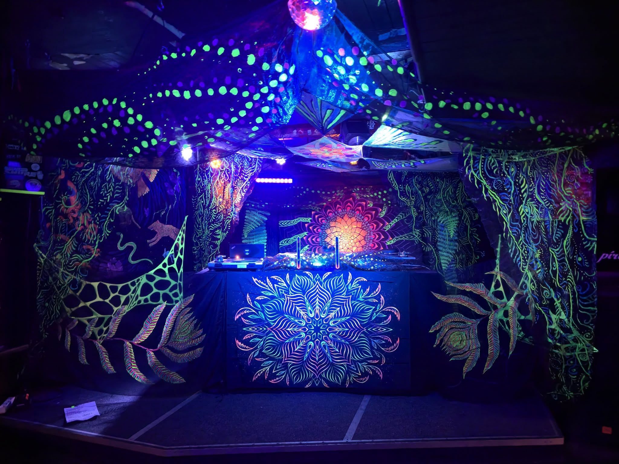 tapahtuma koristelu dj konemusiikki rave reivit deco dekoraatio