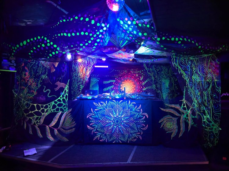 tapahtuma koristelu dj konemusiikki rave reivit deco dekoraatio