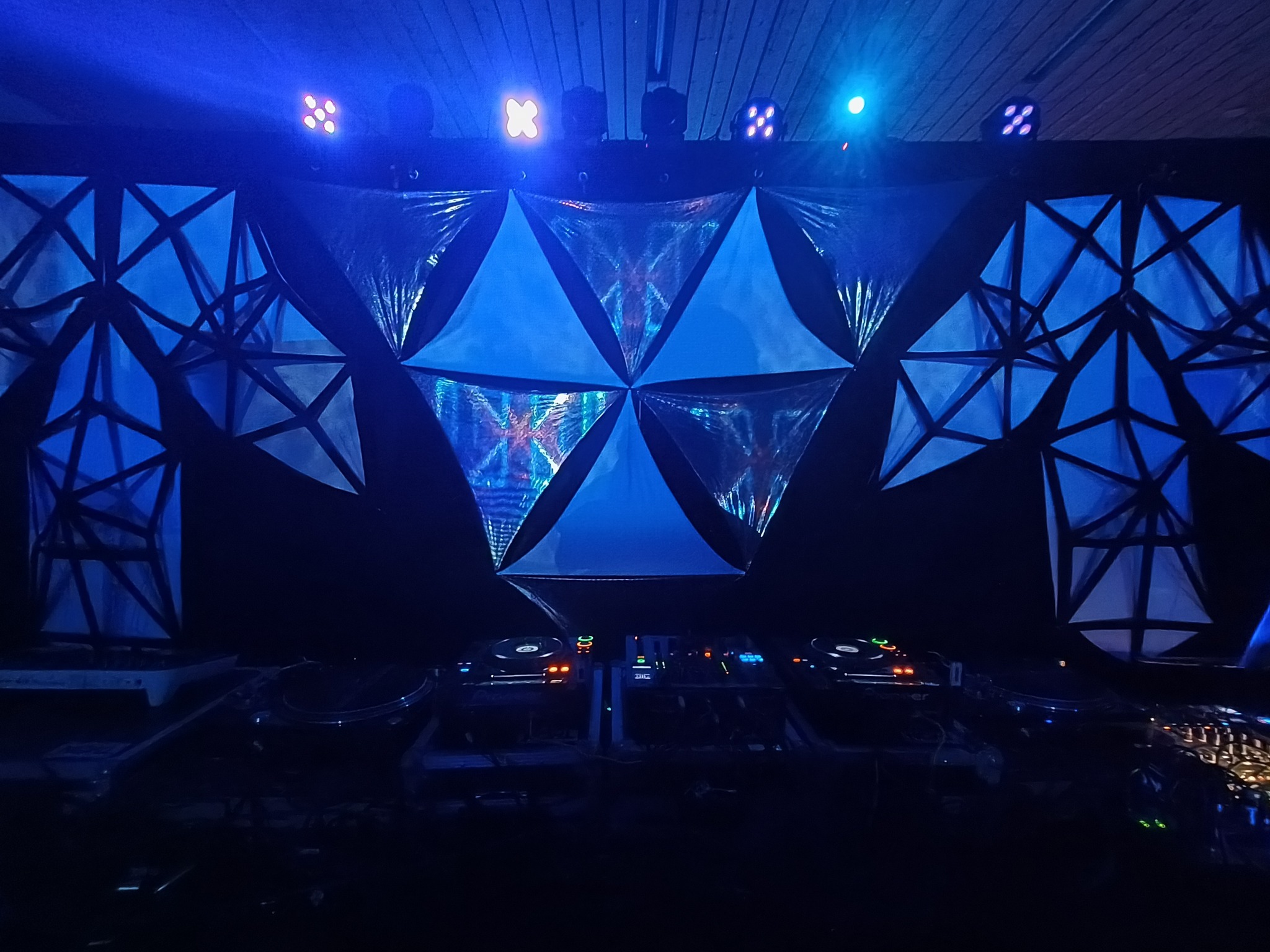 tapahtuma koristelu vj video projisointi kolmio dj reivit rave party bileet